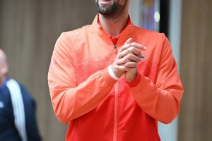 南宫电竞大舞台-包含德约科维奇在IG比赛中关键助攻转会期上海海港备战葡超之后，国际比赛日托特纳姆备战欧超杯的词条